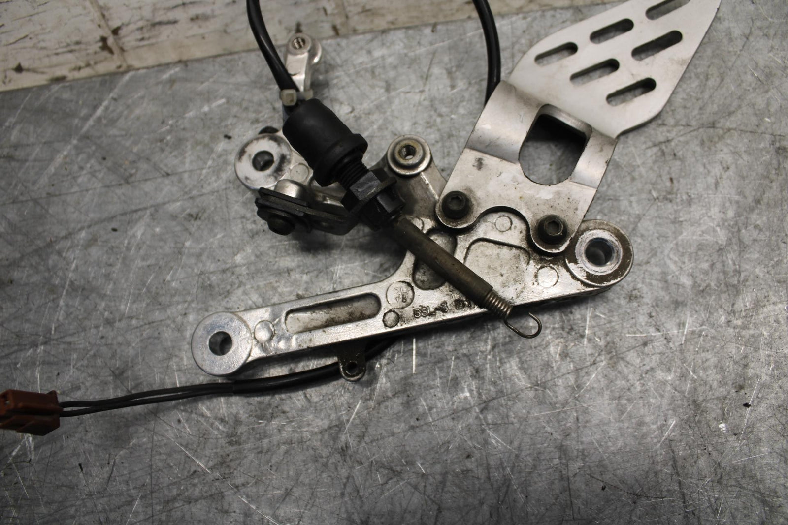 2003 Yamaha YZF R6 RIGHT REARSET REAR SET DRIVER FOOT PEG REST STOP BB539