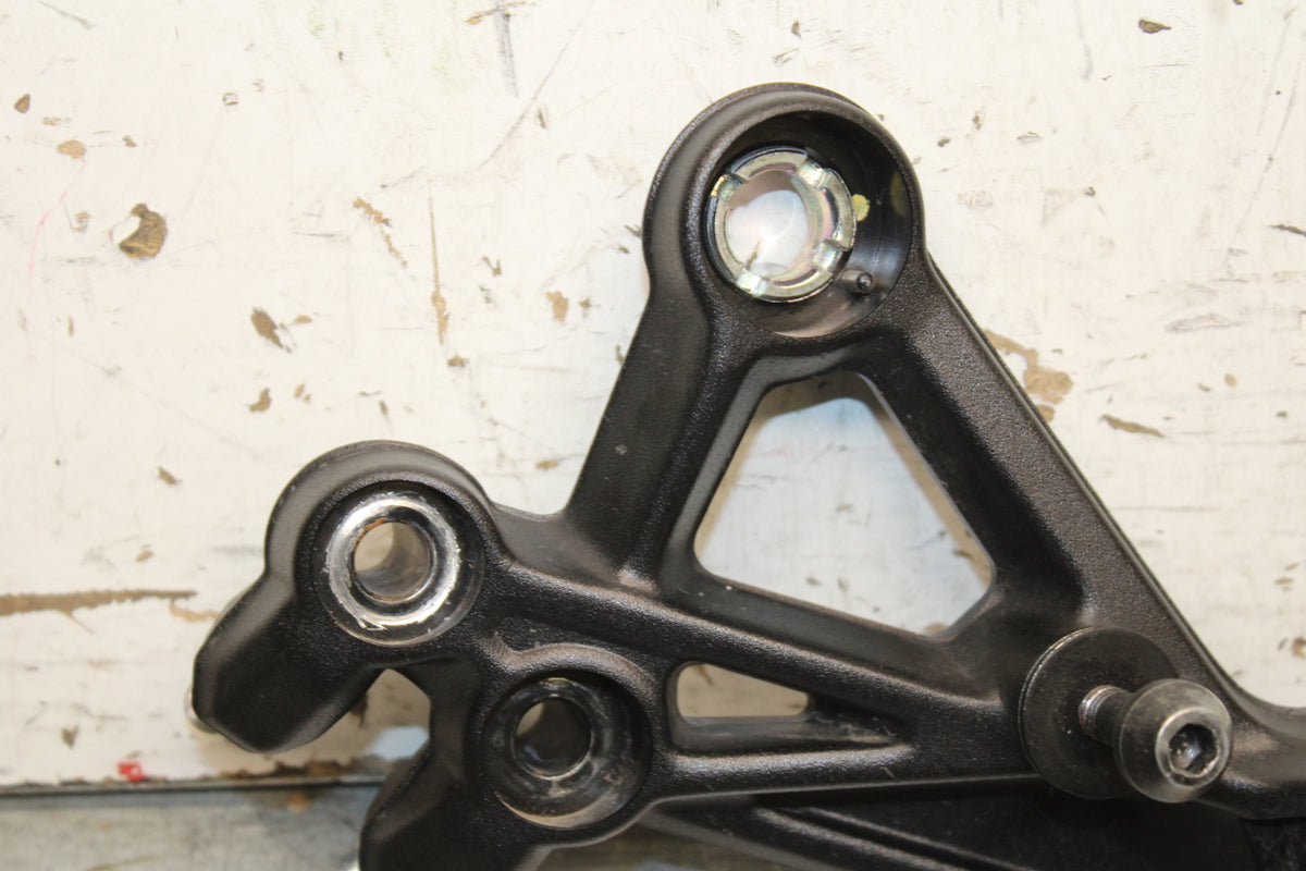 17-24 KTM 390 DUKE LEFT REARSET REAR SET DRIVER FOOT PEG REST STOP BB734