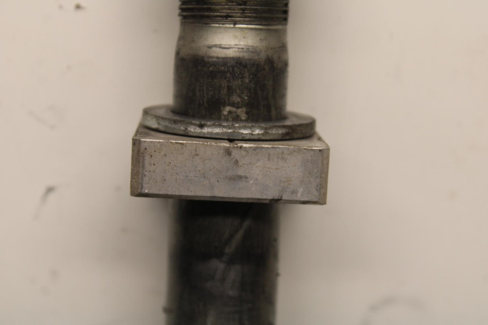 09-12 KAWASAKI NINJA ZX6R REAR AXLE BACK WHEEL RIM BOLT AXEL 41068-0035 BB617