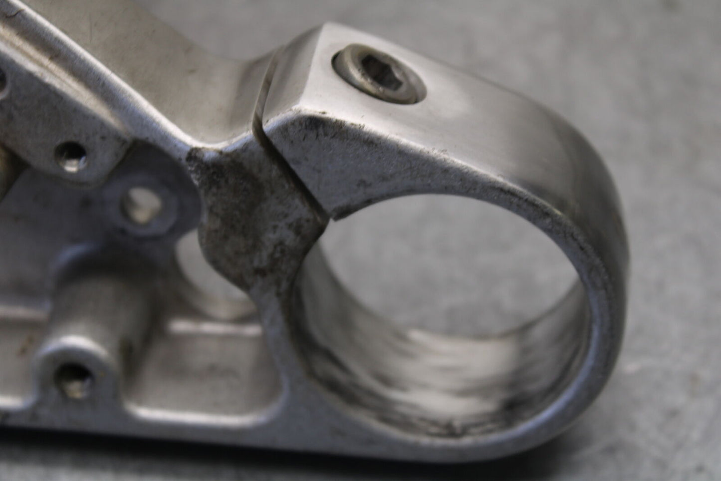 05-06 SUZUKI BOULEVARD M50 FRONT FORKS CLAMP LOWER TRIPLE TREE STEM BB671