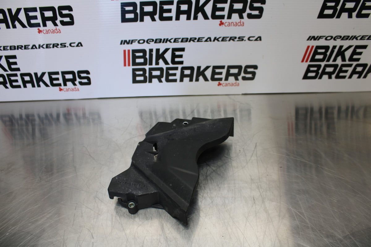 23 YAMAHA YZF R3 ENGINE SPROCKET COVER BB147