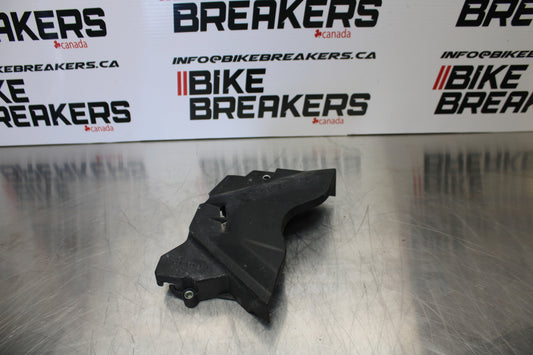 23 YAMAHA YZF R3 ENGINE SPROCKET COVER BB147