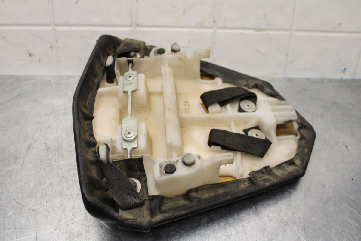 2007 Yamaha YZF R6 REAR BACK PASSENGER TANDEM SEAT PAD SADDLE PILLION BB590