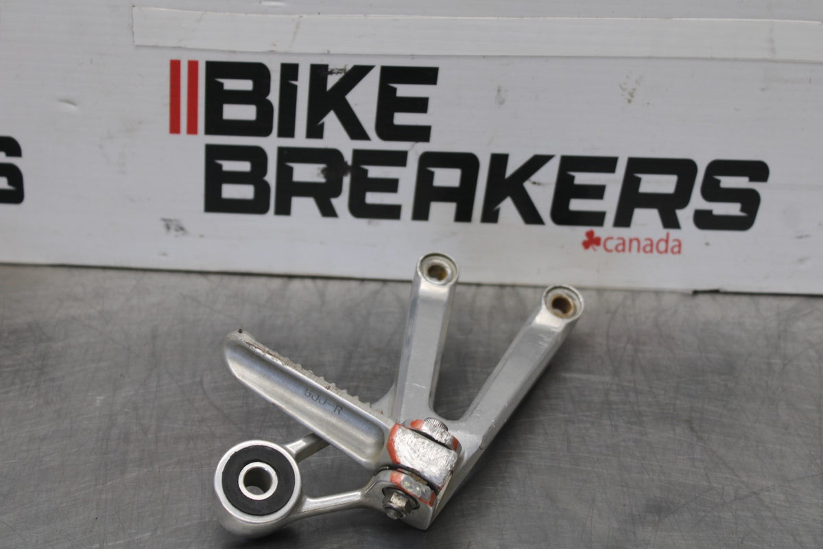 03 YAMAHA YZF R1 RIGHT REAR BACK PASSENGER PEG BB895