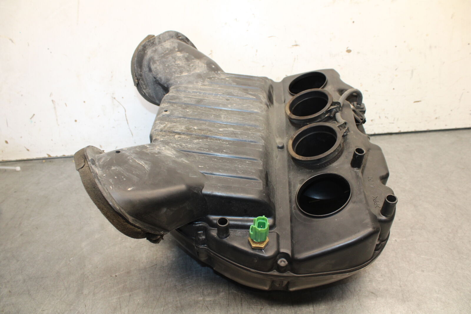 05-06 SUZUKI GSXR1000 AIRBOX AIR INTAKE FILTER BOX 13700-41G00 13740-41G00 BB663