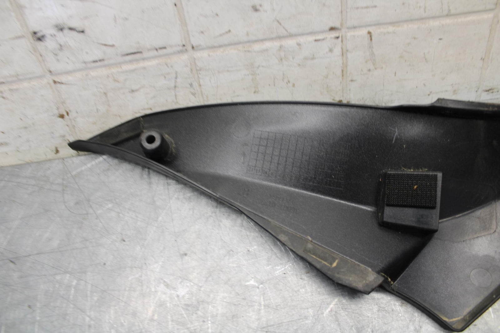2008 Kawasaki Ninja ZX10R  RIGHT FRONT SIDE SEAT SADDLE PANEL TRIM COWL BB524