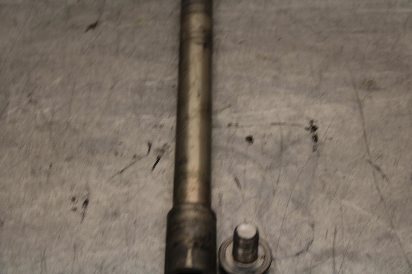 2006 Yamaha YZF R6 FRONT WHEEL RIM AXLE PIVOT BOLT 2C0-25181-00-00 BB560