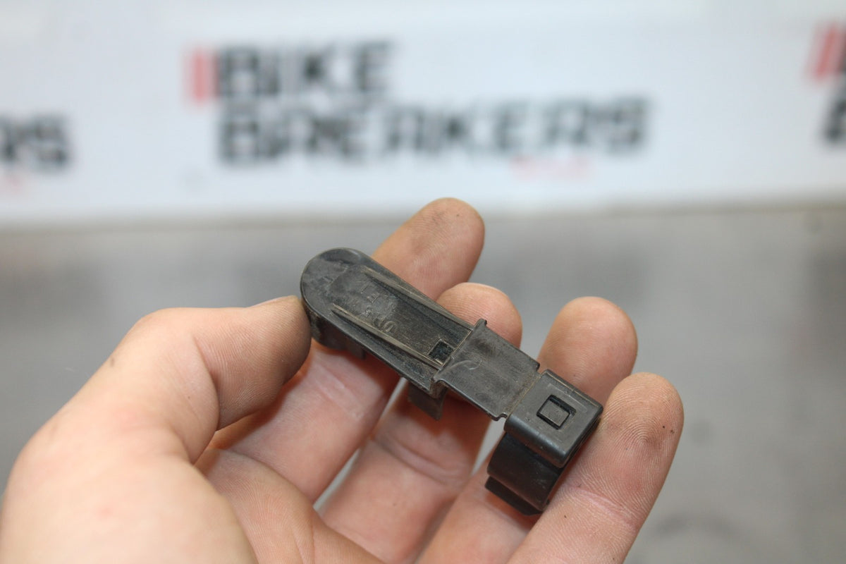 05 YAMAHA YZF R6 FUEL HOSE GAS LINE CLIP BB894
