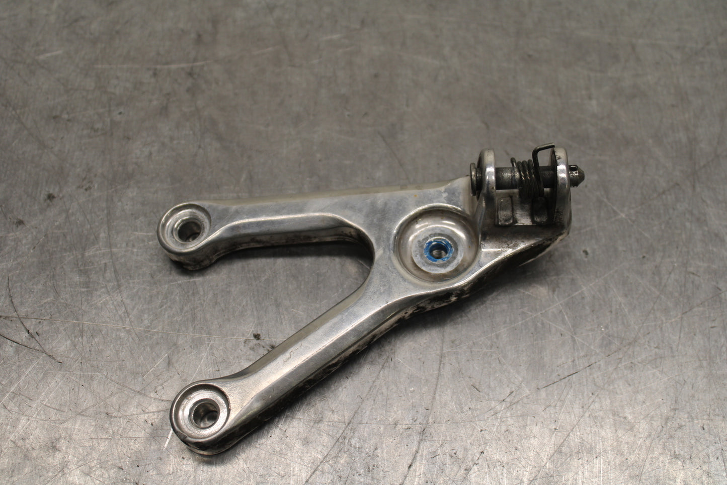 03-05 YAMAHA YZF R6  LEFT REARSET REAR SET DRIVER FOOT PEG BRACKET MOUNT BB132