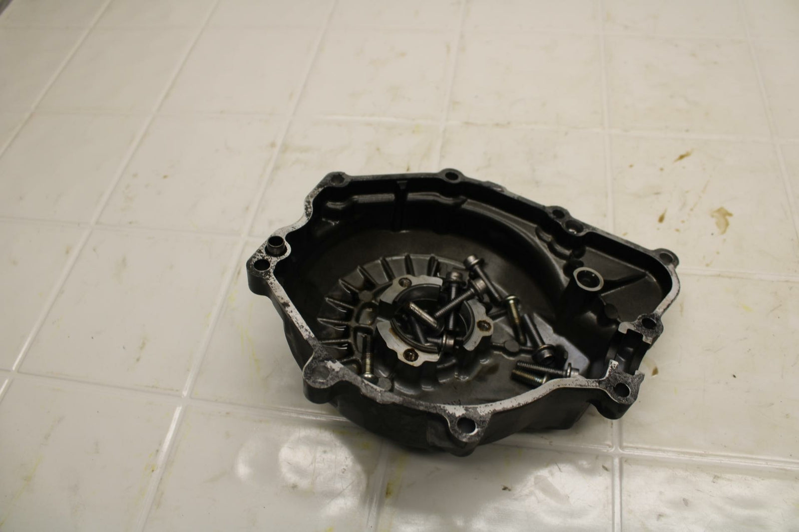 08-16 YAMAHA YZF R6 STATOR MAGNETO ALTERNATOR GENERATOR COVER BB406