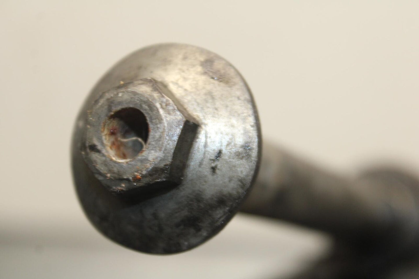 1988 Yamaha FZ600 REAR AXLE WHEEL PIVOT BOLT AXEL 2AX-25381-00-00 BB601