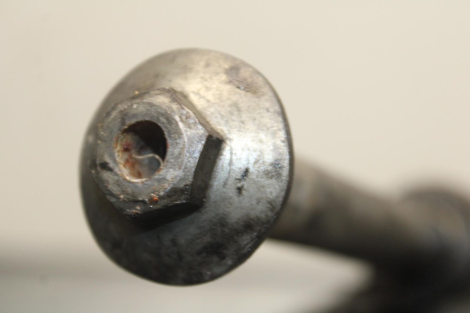 1988 Yamaha FZ600 REAR AXLE WHEEL PIVOT BOLT AXEL 2AX-25381-00-00 BB601