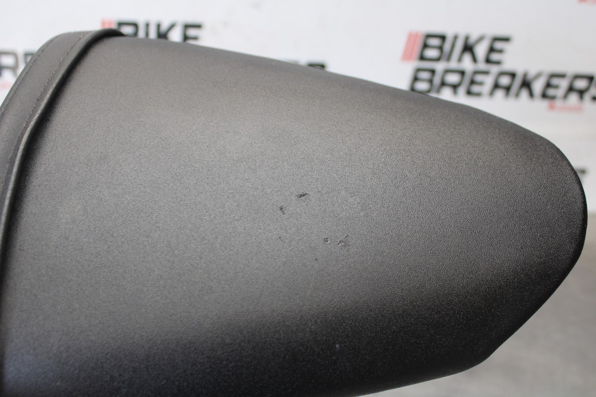 13-18 KAWASAKI NINJA ZX6R REAR BACK PASSENGER TANDEM SEAT PAD SADDLE BB908