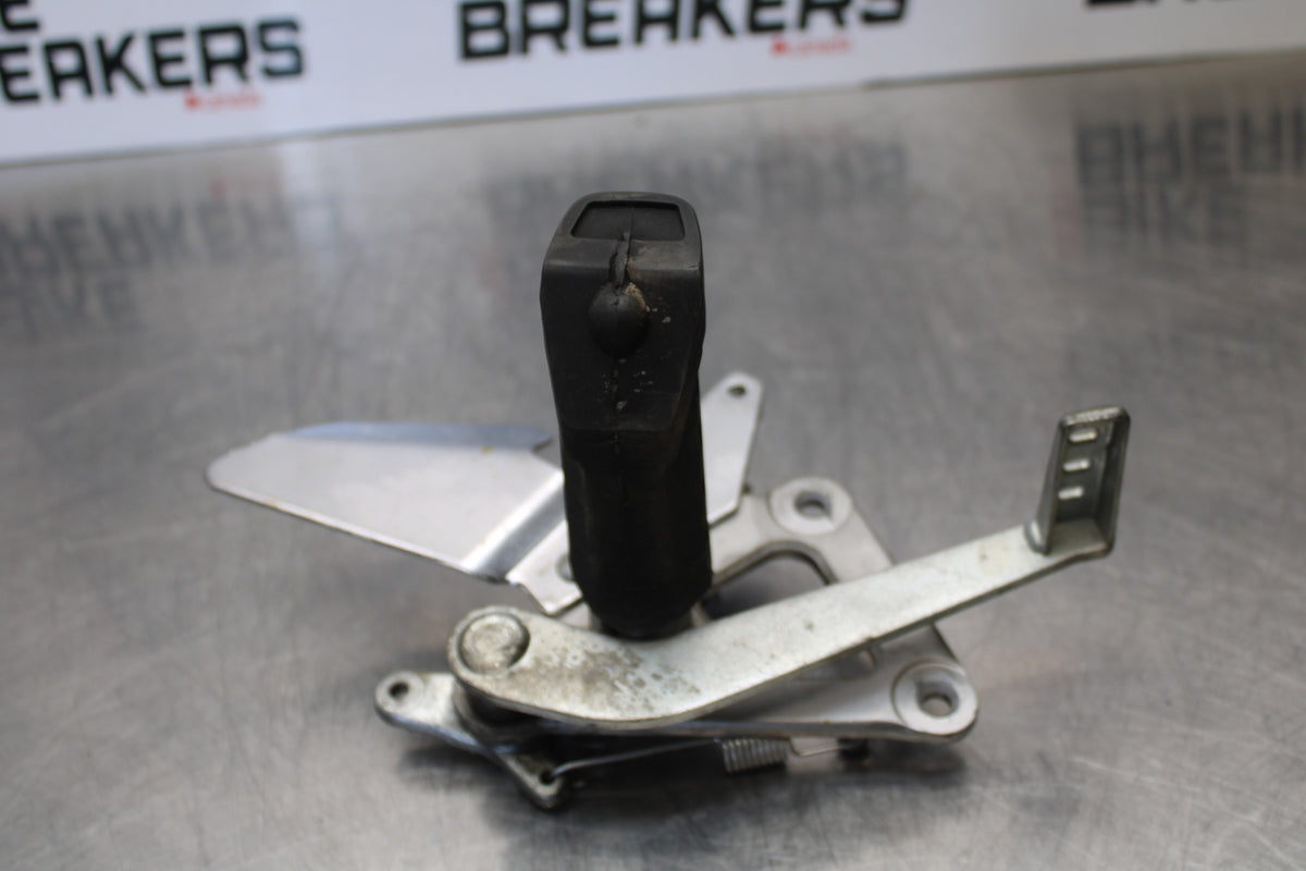 04-09 SUZUKI GS500F RIGHT REARSET REAR SET DRIVER FOOT PEG REST STOP BB165