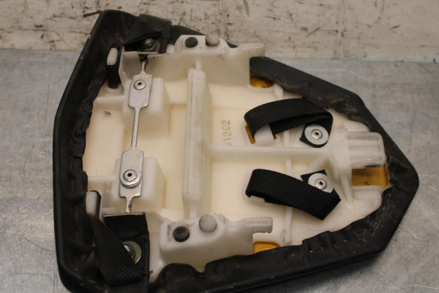2006 Yamaha YZF R6 REAR BACK PASSENGER TANDEM SEAT PAD SADDLE PILLION BB560