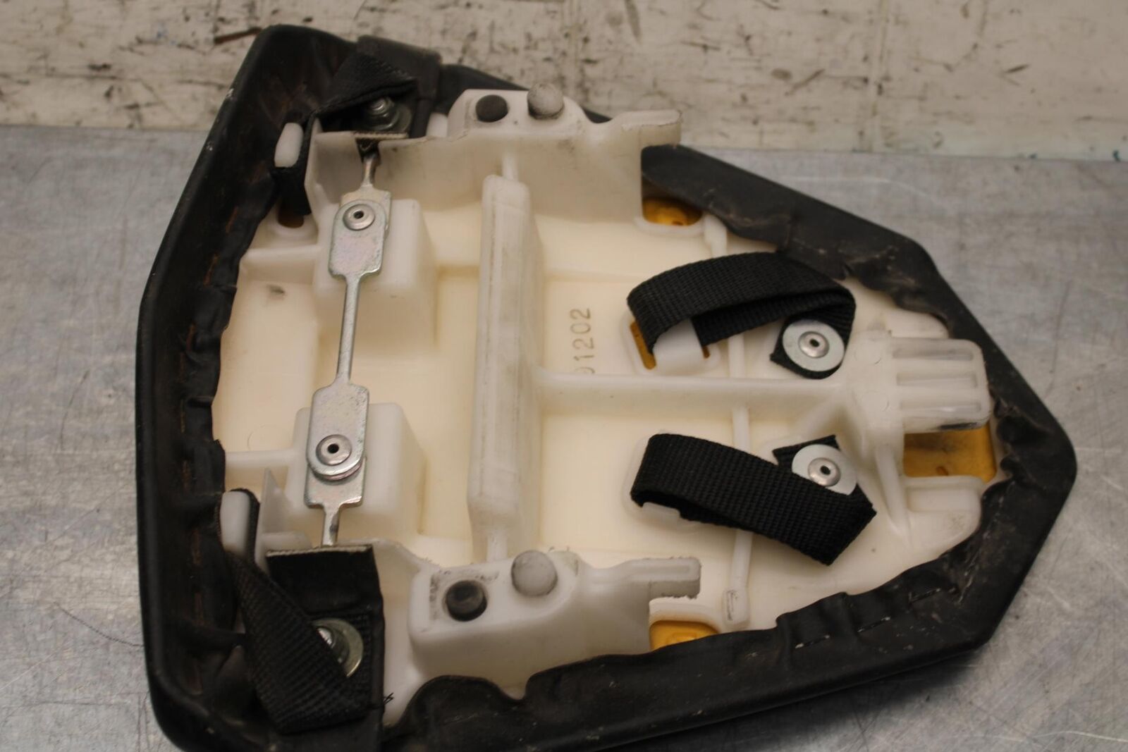 2006 Yamaha YZF R6 REAR BACK PASSENGER TANDEM SEAT PAD SADDLE PILLION BB560