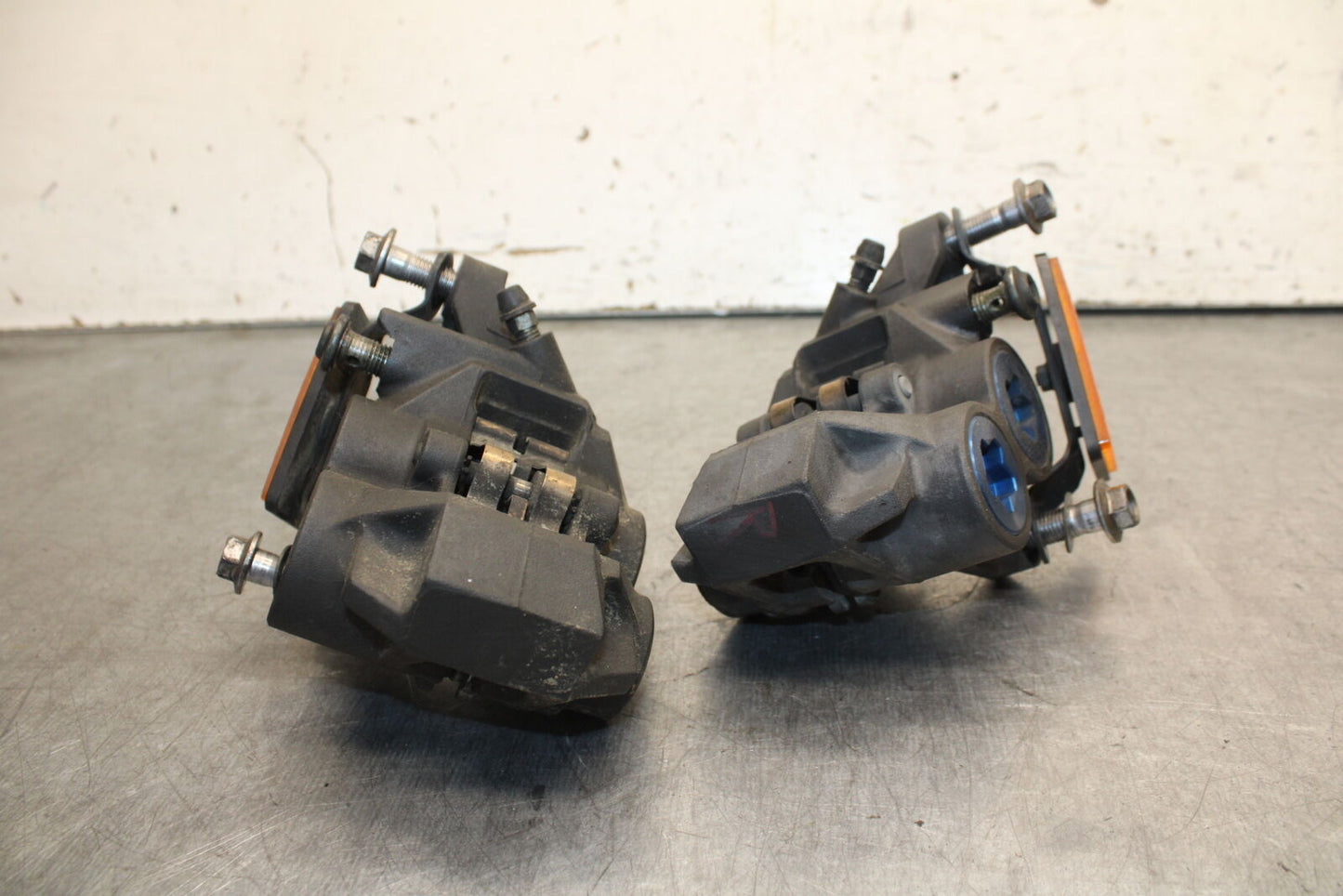 08-09 YAMAHA YZF R6S RIGHT LEFT FRONT BRAKE CALIPER SET PAIR CALIPERS  BB690
