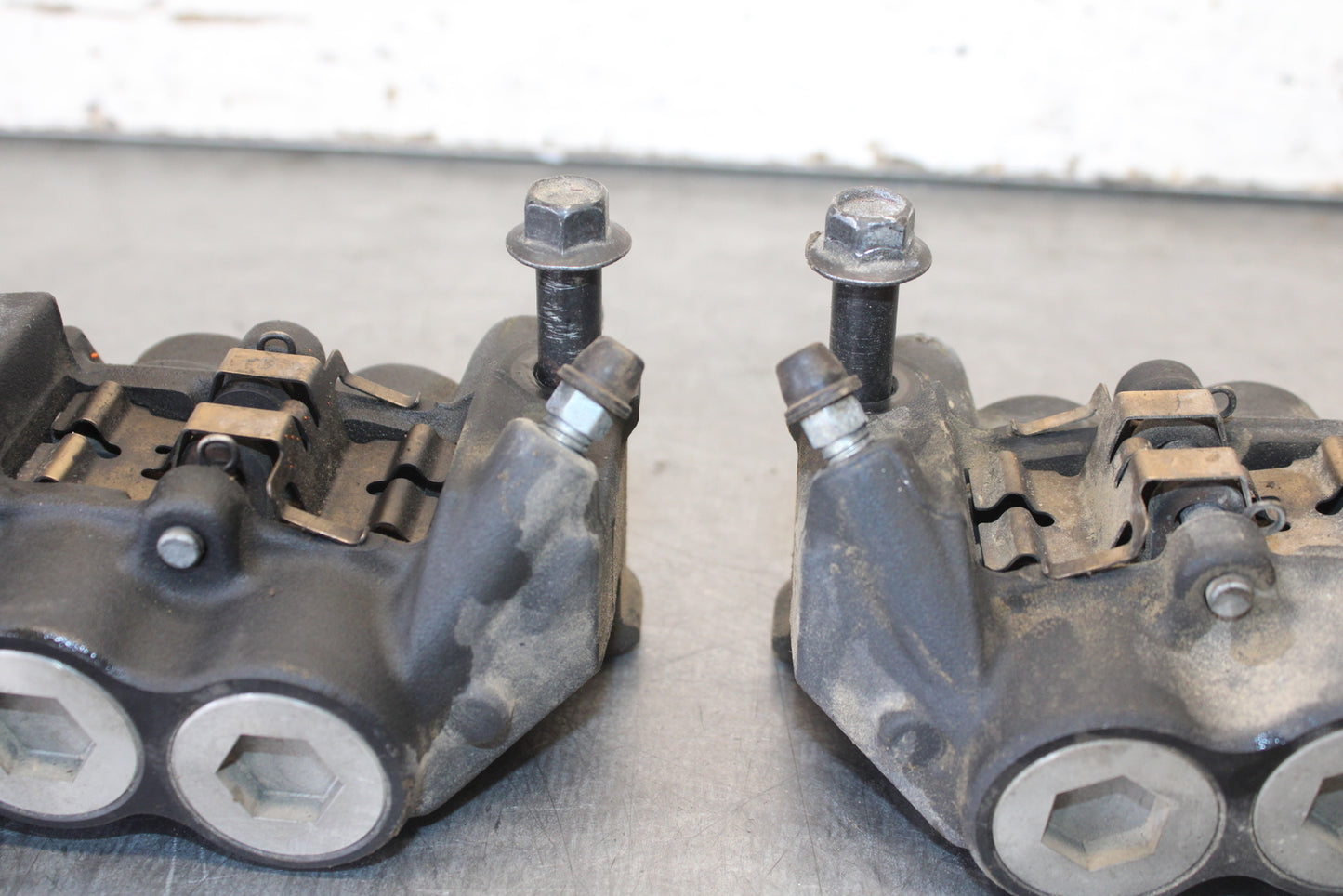 09-14 YAMAHA YZF R1 RIGHT LEFT FRONT BRAKE CALIPER SET PAIR CALIPERS BB696