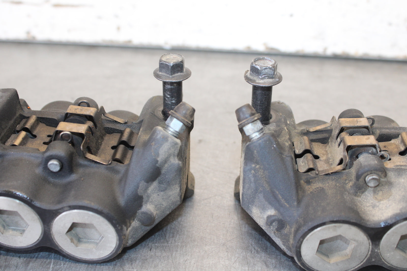 09-14 YAMAHA YZF R1 RIGHT LEFT FRONT BRAKE CALIPER SET PAIR CALIPERS BB696