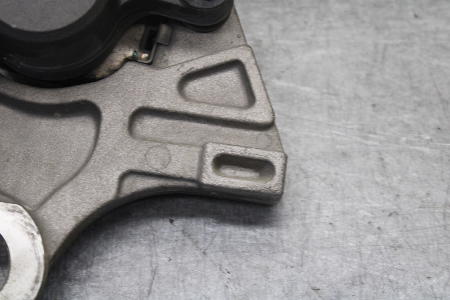 08-09 YAMAHA YZF R6S REAR BACK BRAKE CALIPER W MOUNT BRACKET  BB690