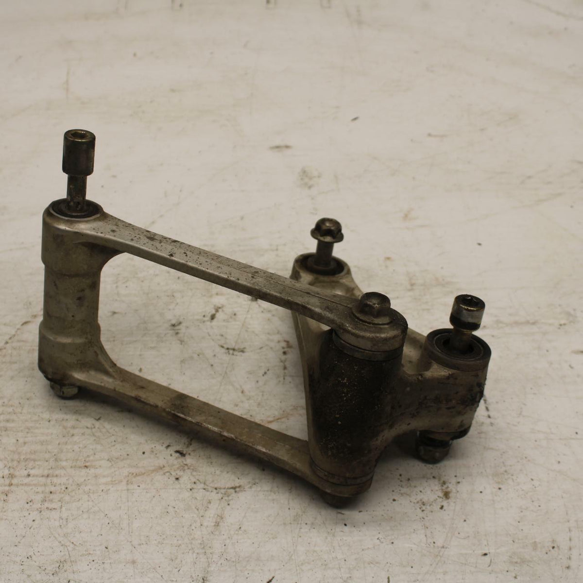 04-05 HONDA CBR1000RR REAR DOGBONE SHOCK LINKAGE LINK BB285