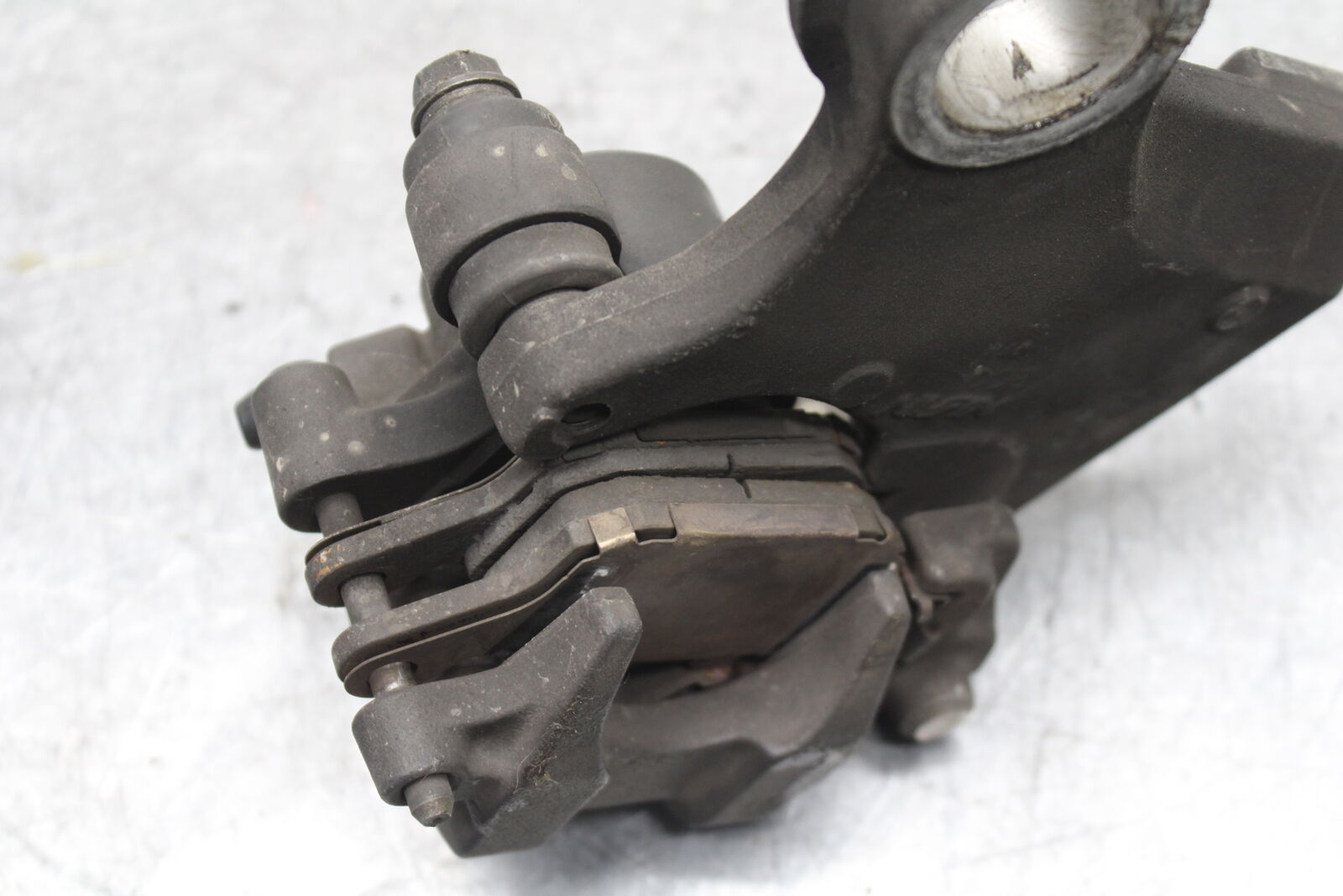 06 YAMAHA YZF R6 REAR BACK BRAKE CALIPER W MOUNT BRACKET BB716