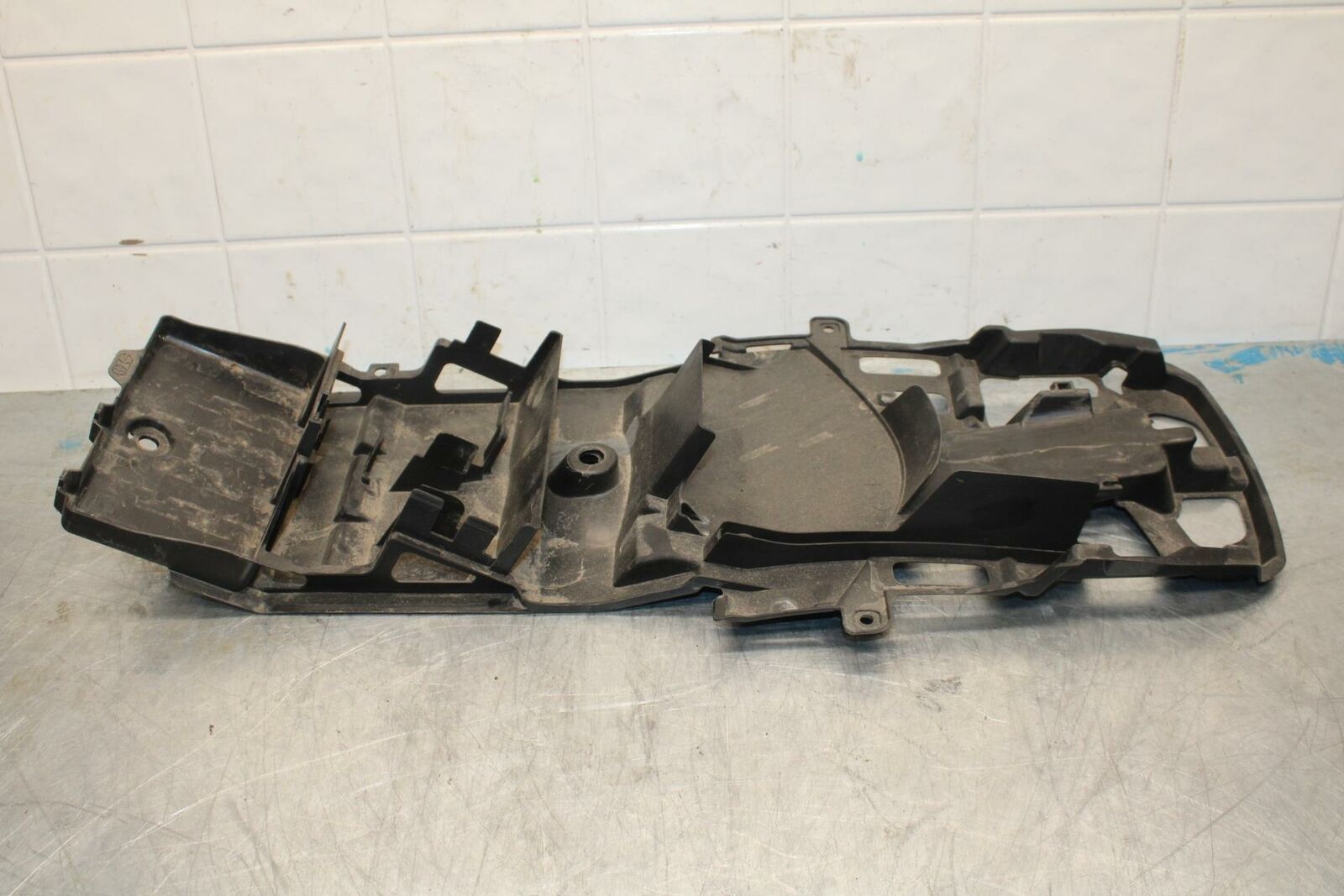 15-21 SUZUKI GSXR600 REAR BACK TAIL UNDERTAIL BATTERY TRAY PLASTIC BB418