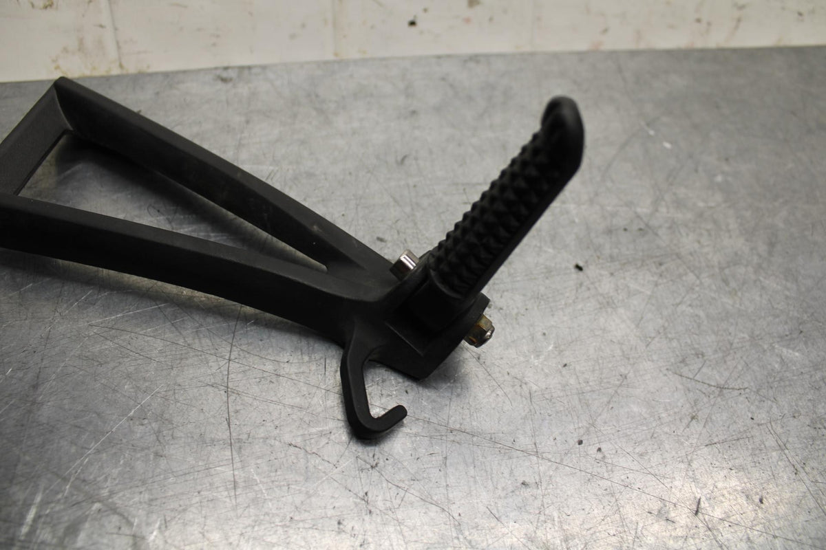 07 YAMAHA YZF R6 2c0 RIGHT REAR BACK PASSENGER PEG BB75
