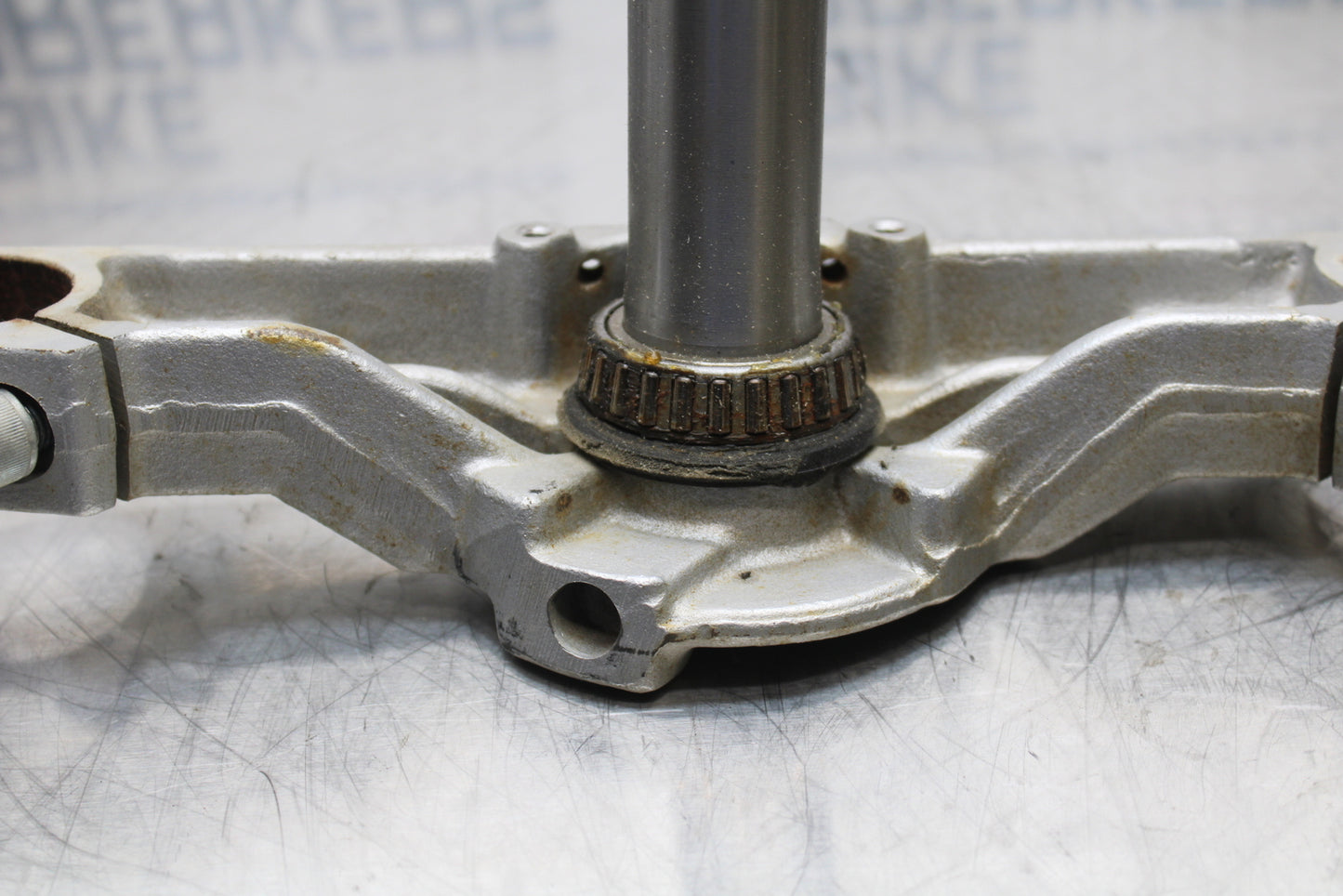 04 SUZUKI INTRUDER 800 FRONT FORKS CLAMP LOWER TRIPLE TREE STEM BB758