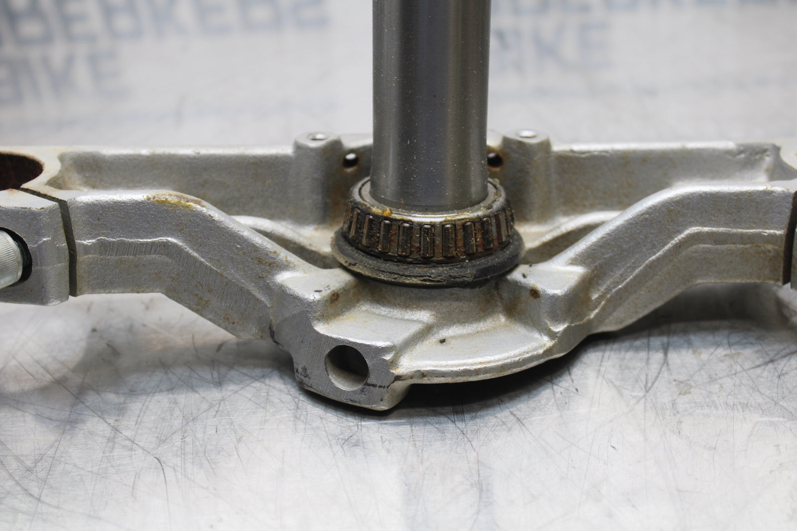 04 SUZUKI INTRUDER 800 FRONT FORKS CLAMP LOWER TRIPLE TREE STEM BB758