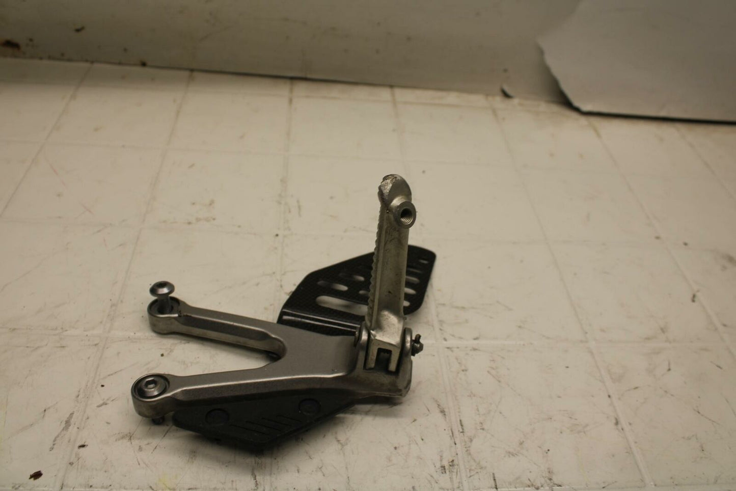 07 YAMAHA YZF R6 LEFT REARSET REAR SET DRIVER FOOT PEG BRACKET MOUNT BB284 C