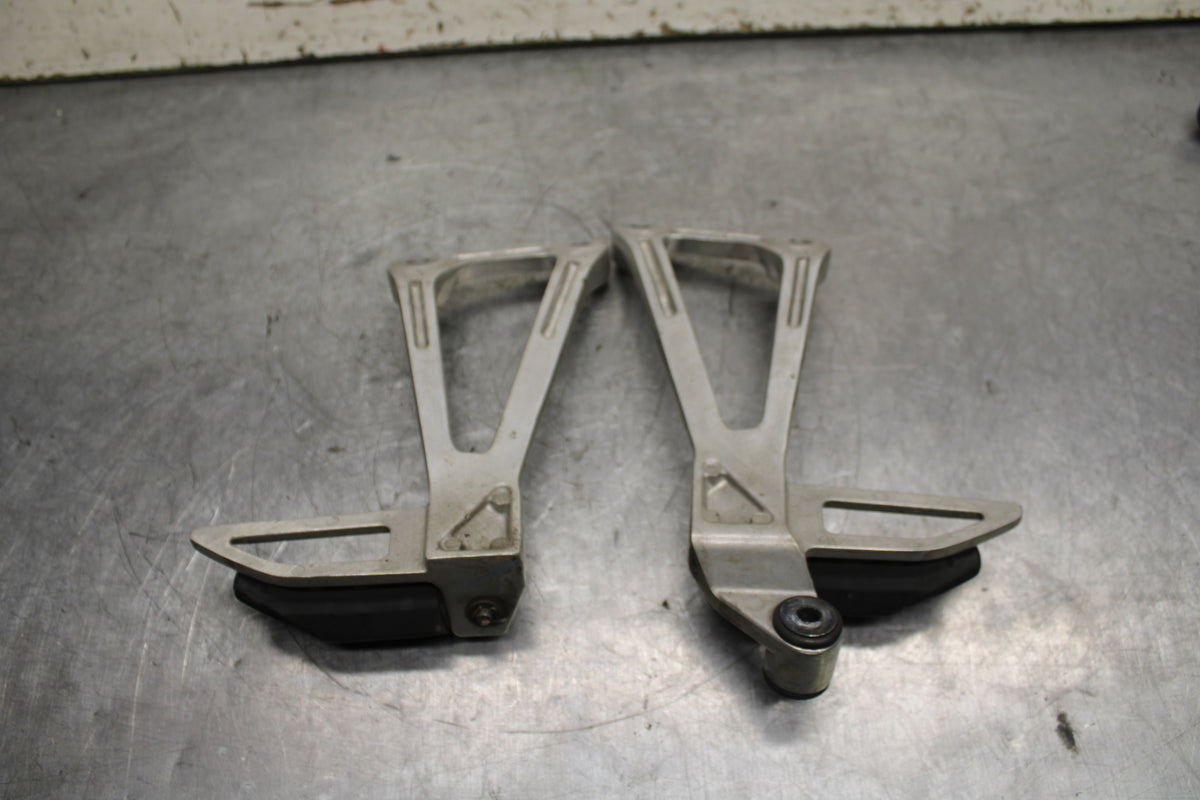 15-16 HONDA CB300F REAR BACK PASSENGER PEG SET PAIR BB740