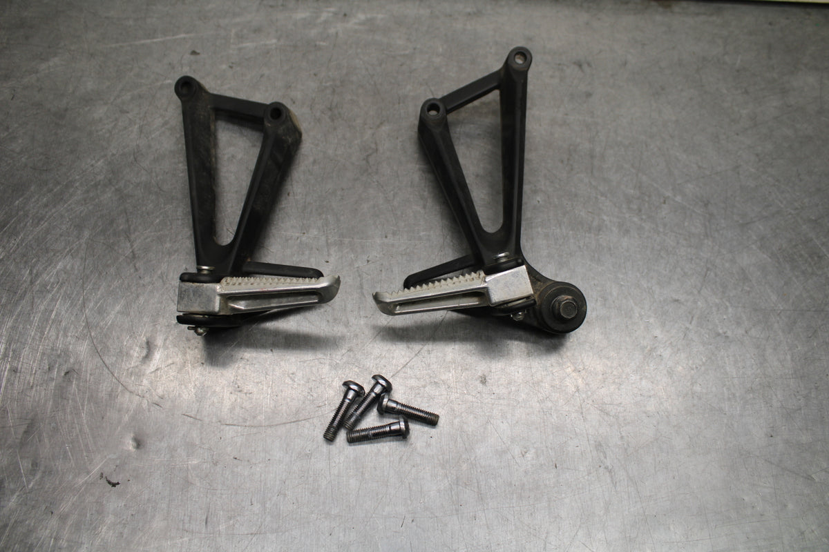 19-21 YAMAHA YZF R3 REAR BACK PASSENGER PEG SET PAIR BB121