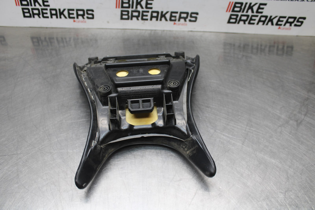 23 YAMAHA YZF R3 FRONT DRIVERS SEAT PAD SADDLE PILLION BB806