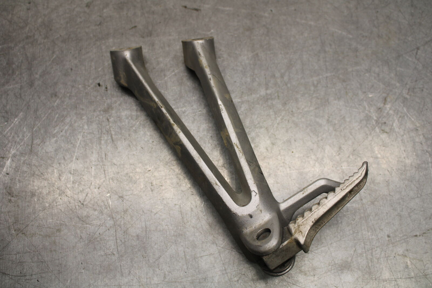 06-07 SUZUKI GSXR750 REAR BACK PASSENGER PEG SET PAIR 43600-01H00-13L BB670