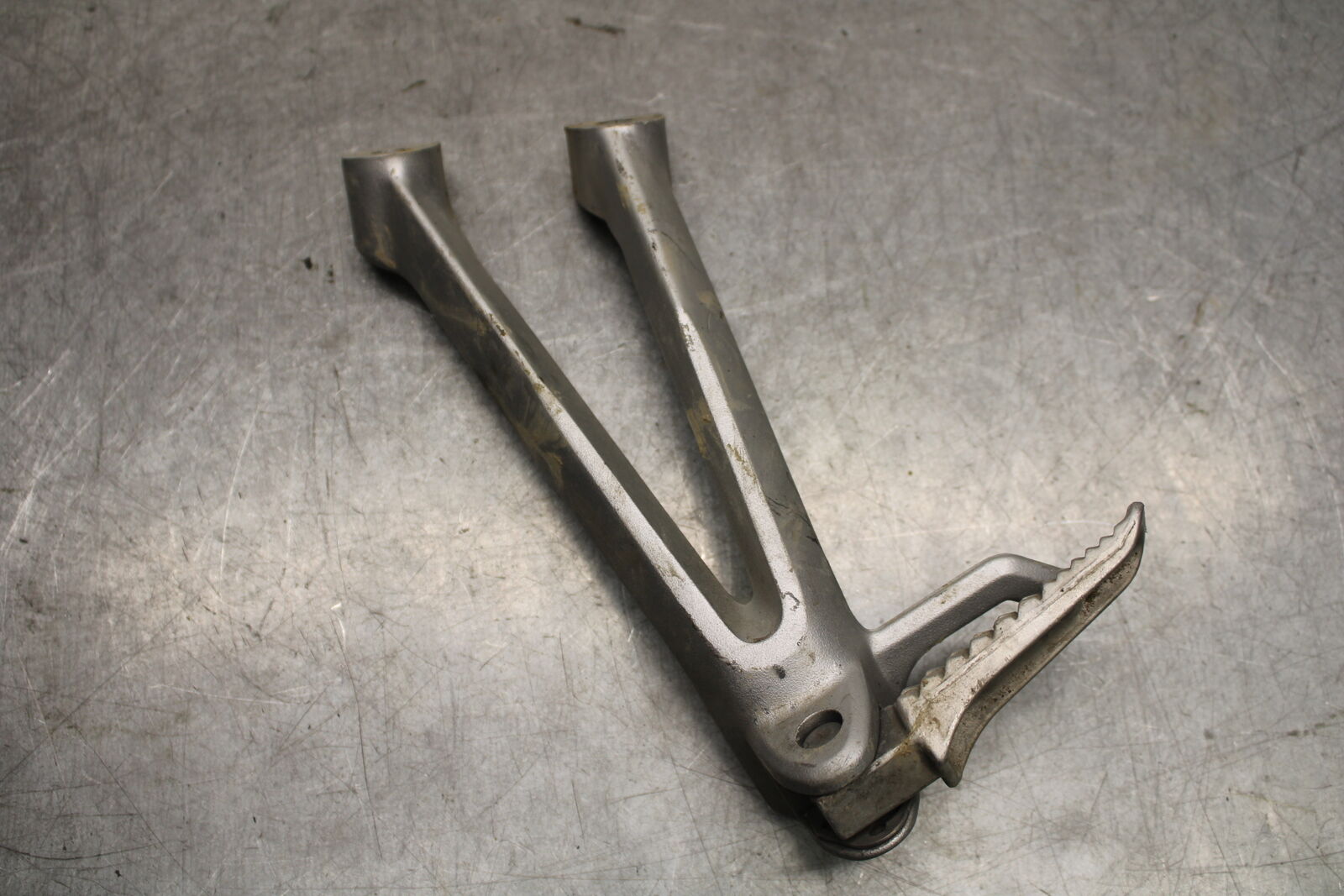06-07 SUZUKI GSXR750 REAR BACK PASSENGER PEG SET PAIR 43600-01H00-13L BB670