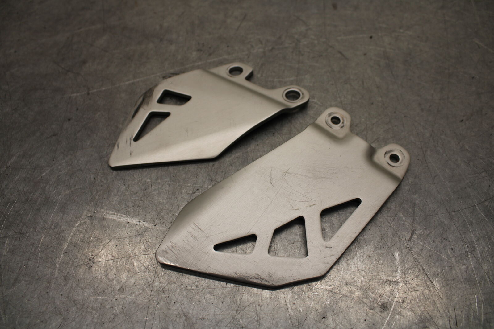 16 KAWASAKI NINJA ZX10R RIGHT LEFT PAIR HEEL GUARD COVER  BB650