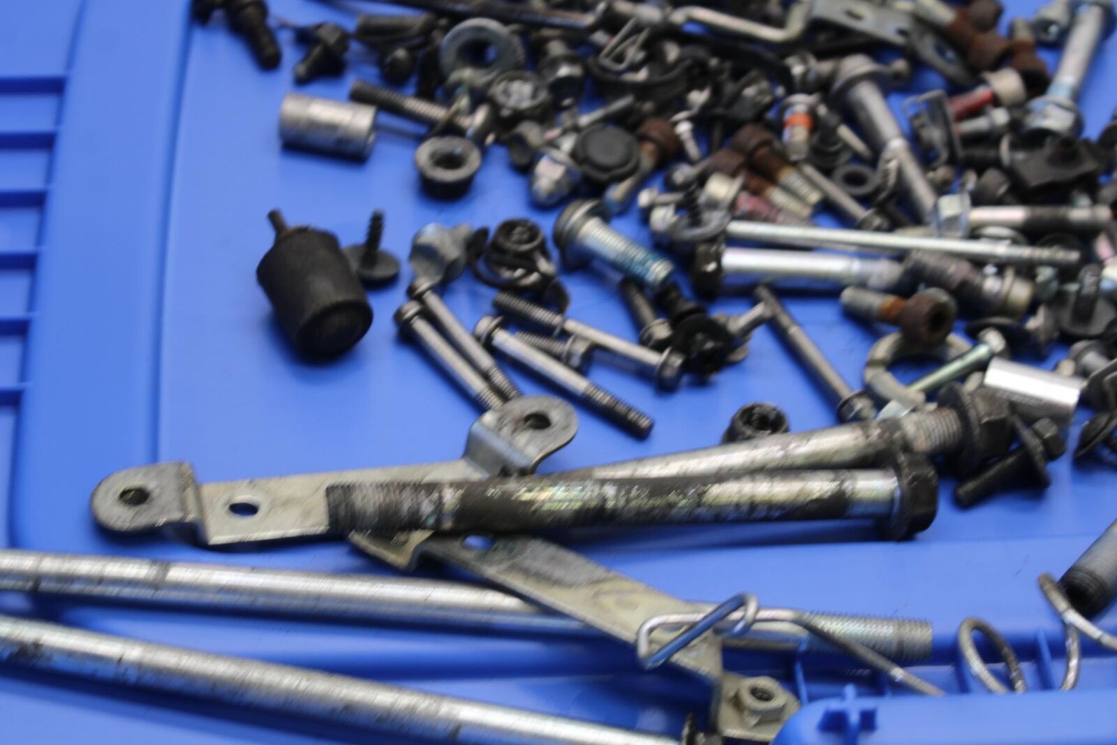06-07 SUZUKI GSXR750 MISCELLANEOUS MOUNTING BOLTS HARDWARE MOTOR SCREWS BB613
