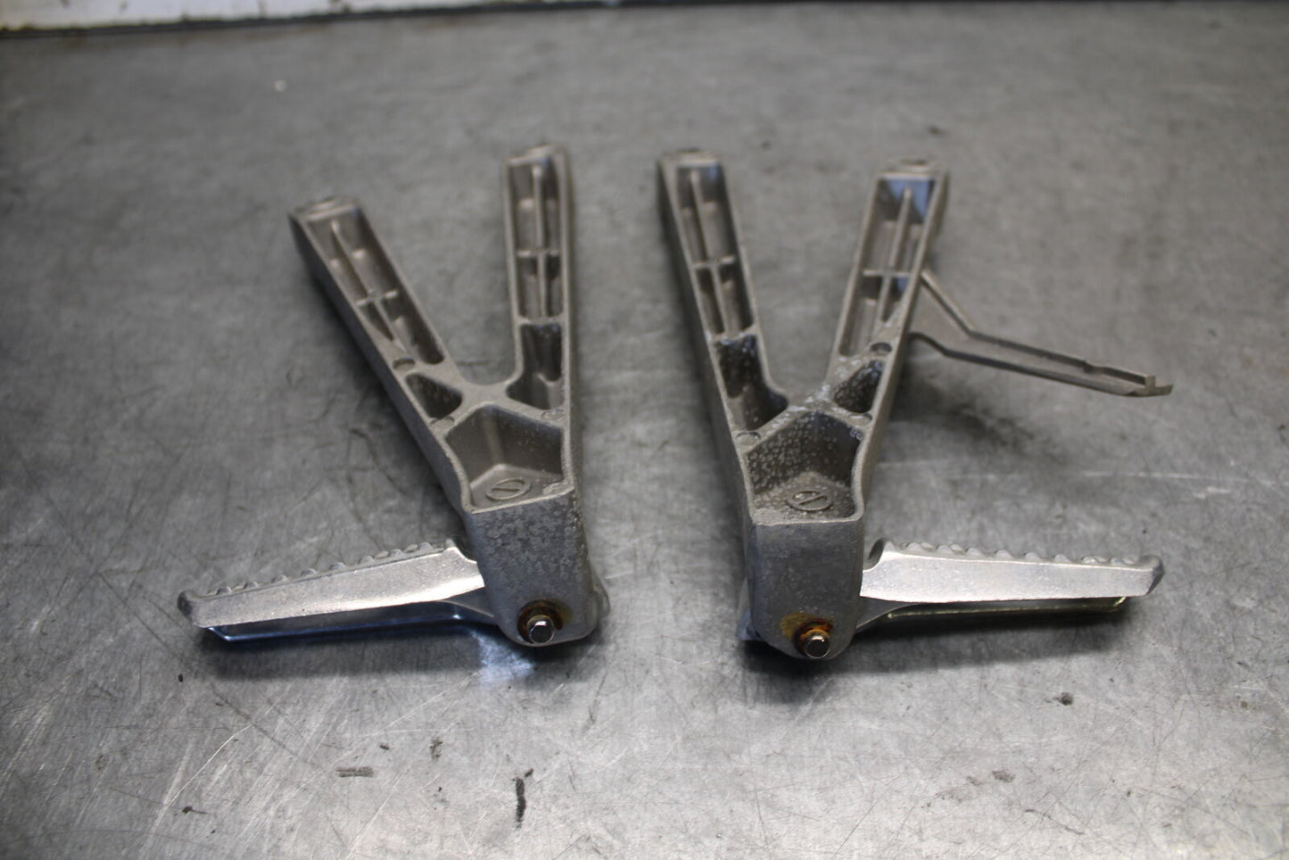 05-06 HONDA CBR600RR REAR BACK PASSENGER PEG SET PAIR  BB689