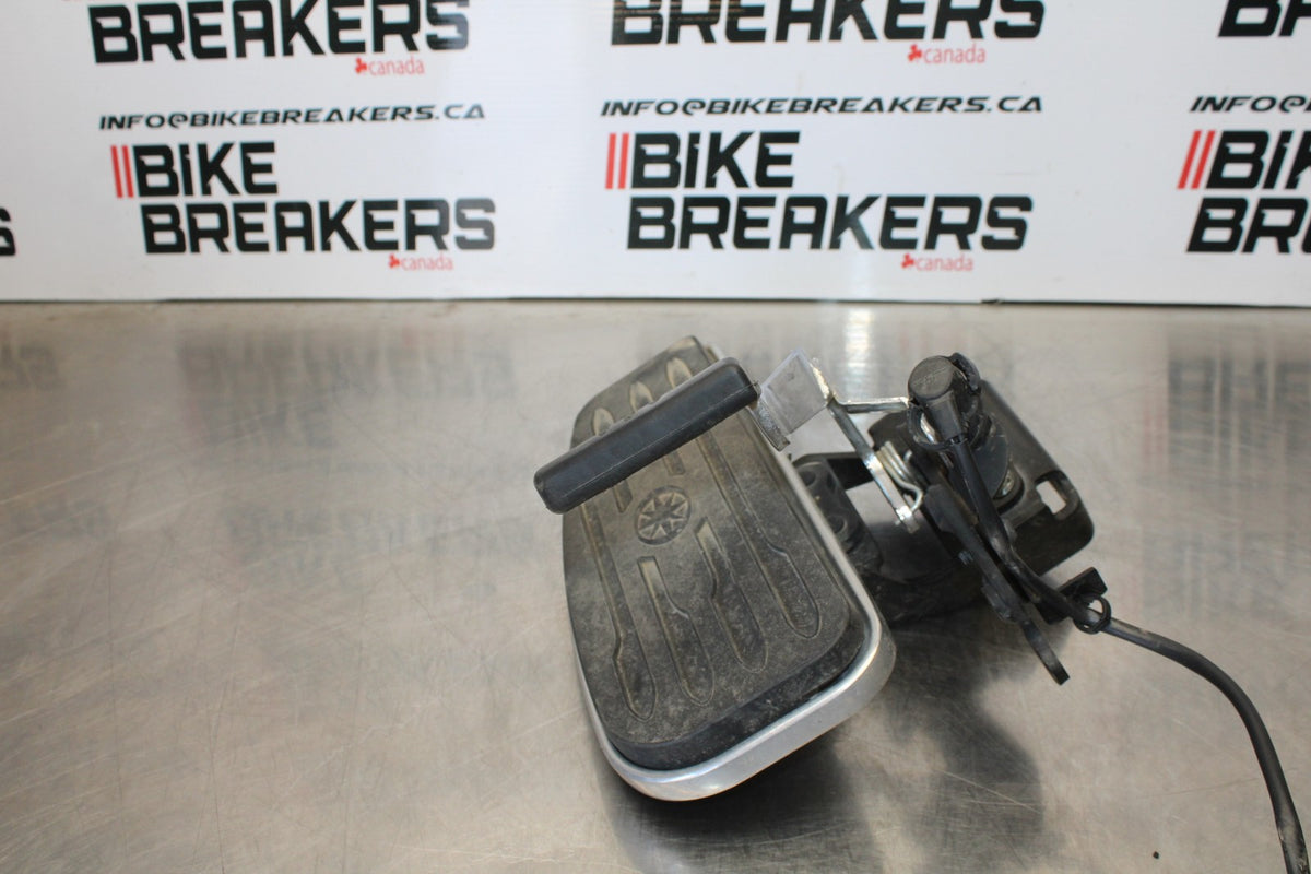 09 YAMAHA V STAR 950 RIGHT FRONT FOOT REST PEG STEP BB172
