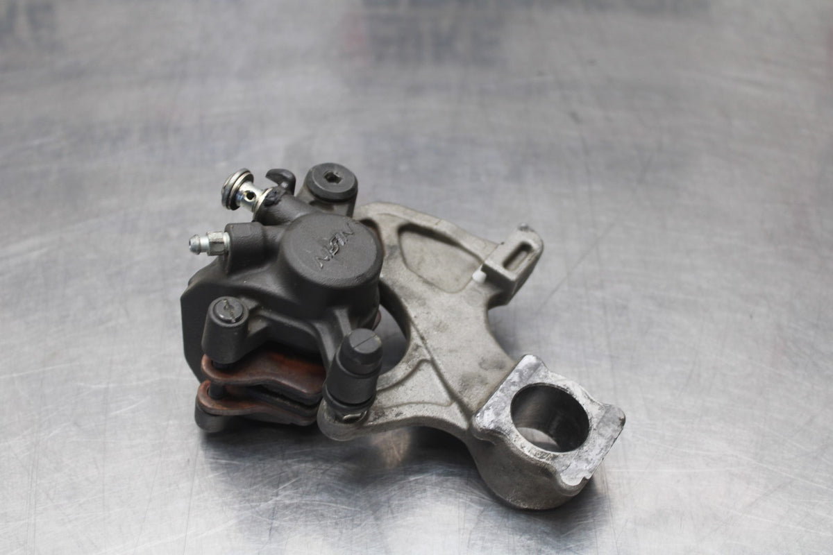 09 SUZUKI GSXR1000 REAR BACK BRAKE CALIPER W MOUNT BRACKET BB777