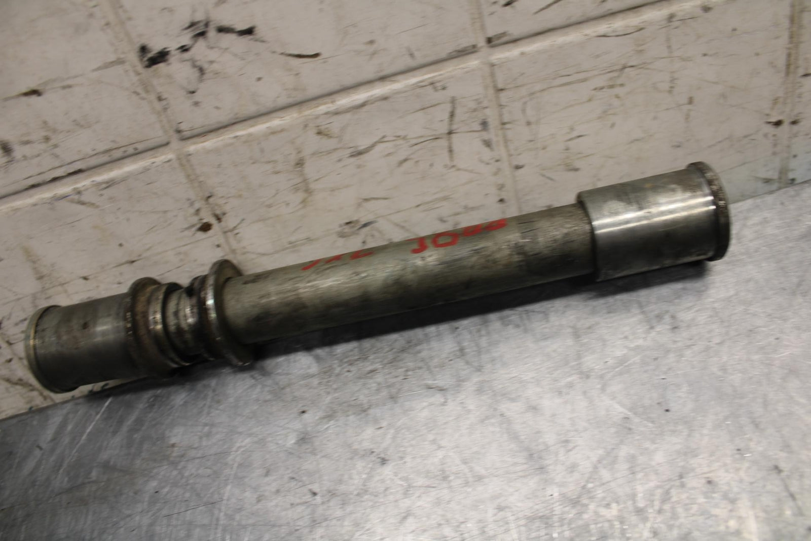 2004 Kawasaki Ninja ZX6RR ZX600M FRONT WHEEL RIM AXLE PIVOT BOLT BB43