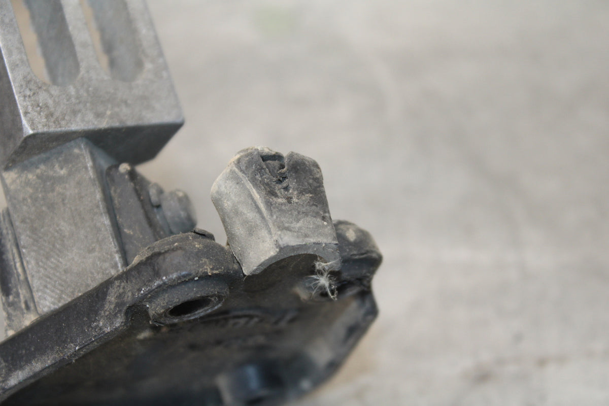 01-06 TRIUMPH TIGER 955I LEFT FRONT FOOT REST PEG STEP BB693