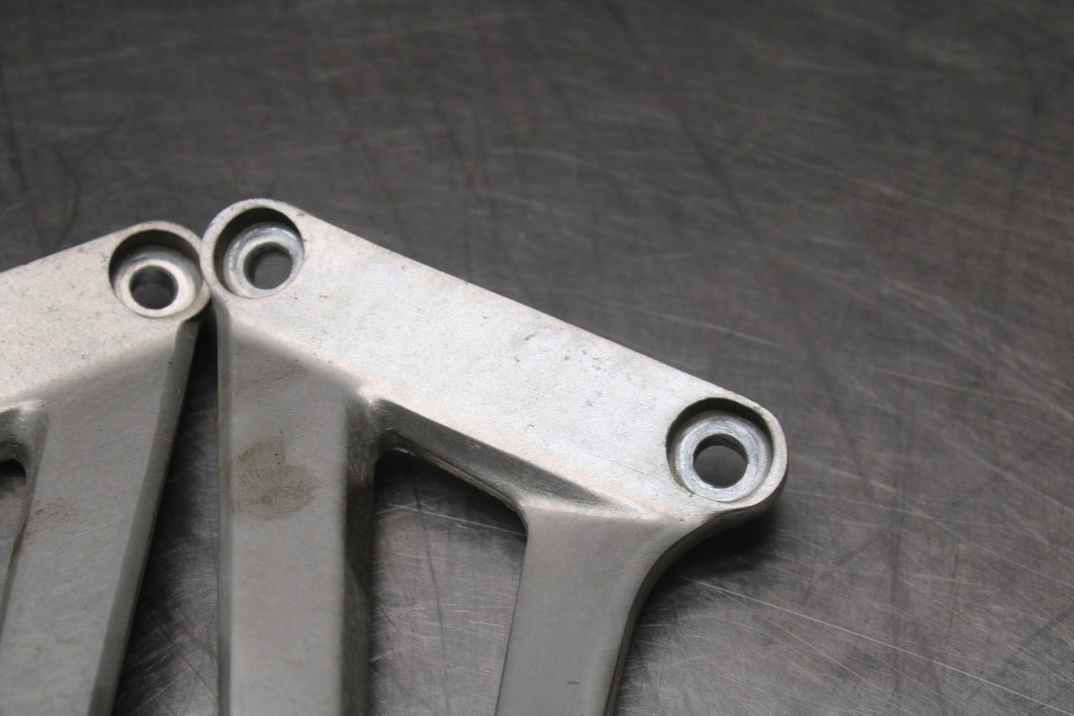 08 HONDA CBR125R REAR BACK PASSENGER PEG SET PAIR BB839