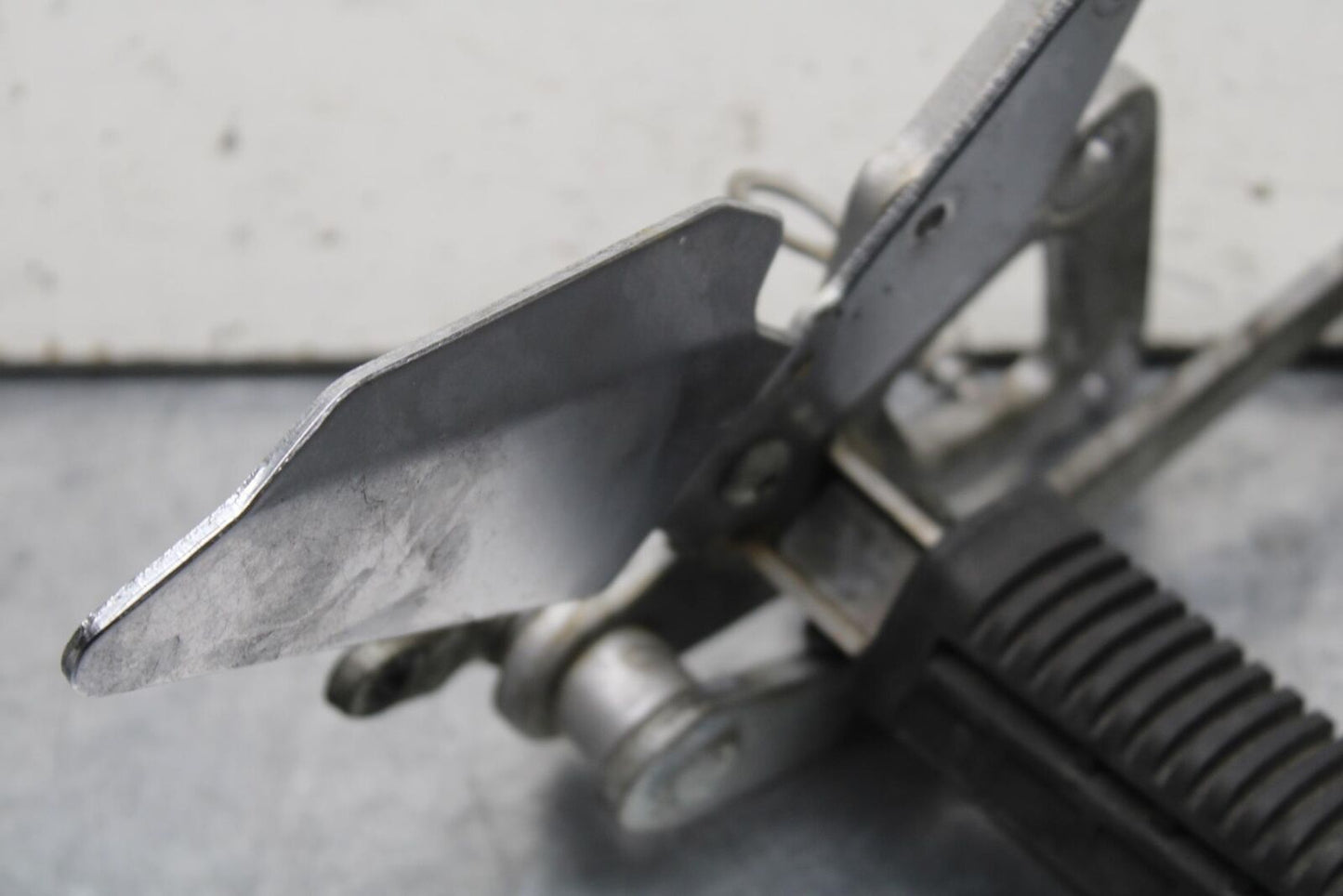 04-09 SUZUKI GS 500 FH GS500F RIGHT REARSET REAR SET DRIVER FOOT PEG REST  BB97