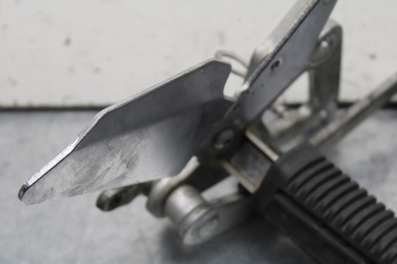 04-09 SUZUKI GS 500 FH GS500F RIGHT REARSET REAR SET DRIVER FOOT PEG REST  BB97