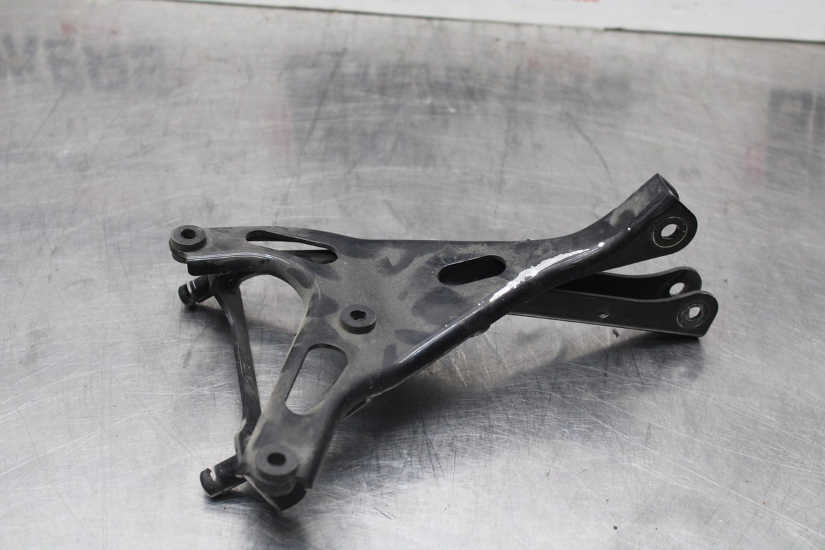 98 KAWASAKI NINJA ZX6 UPPER GAUGES STAY BRACKET BB870