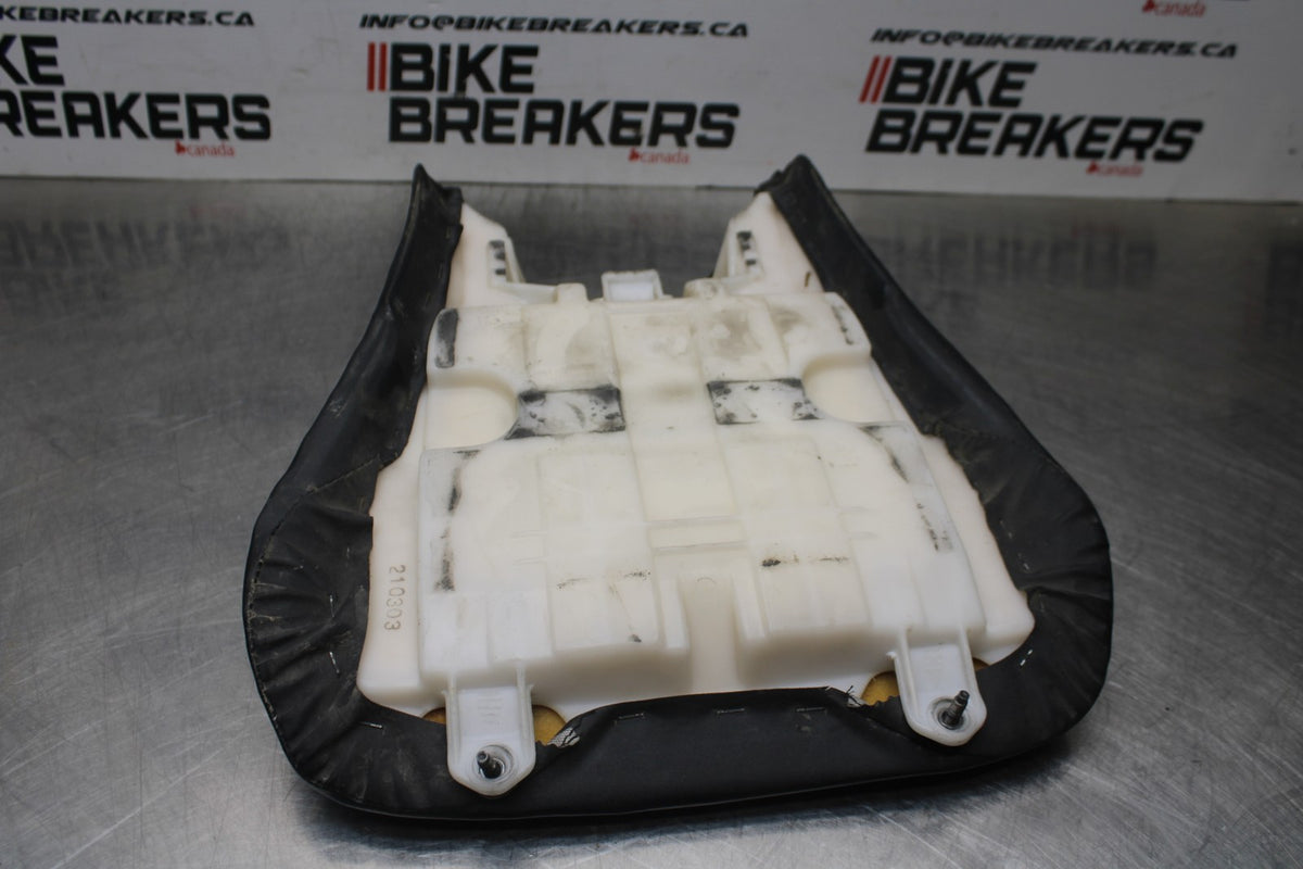 08-09 YAMAHA YZF R6S FRONT DRIVERS SEAT PAD SADDLE PILLION BB796