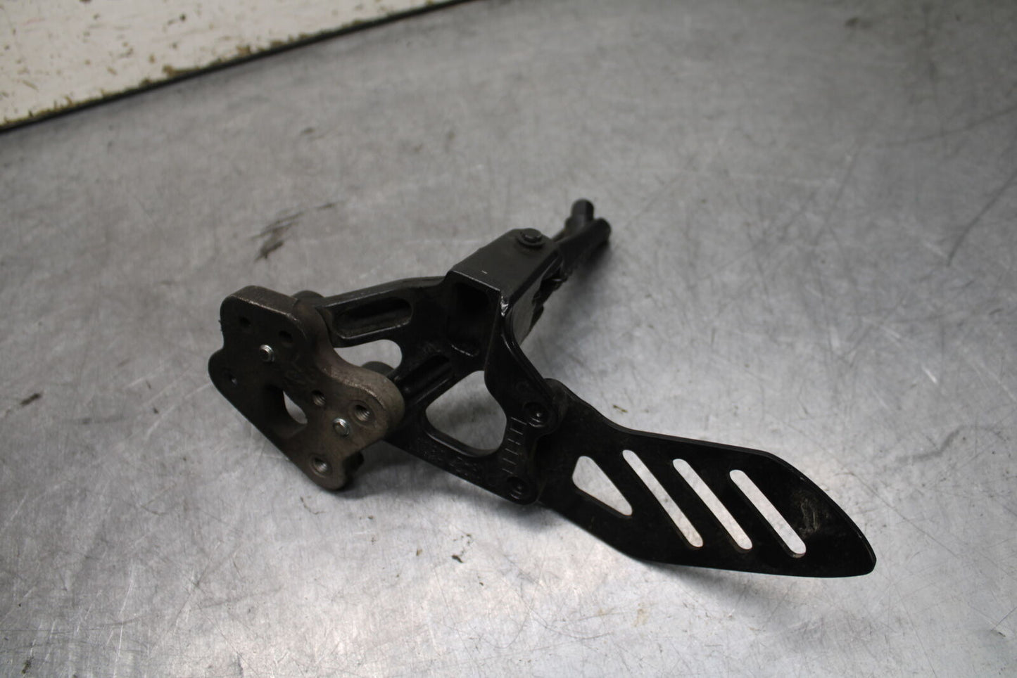 08-09 SUZUKI GSXR600 LEFT REARSET REAR SET DRIVER FOOT PEG REST STOP BB728