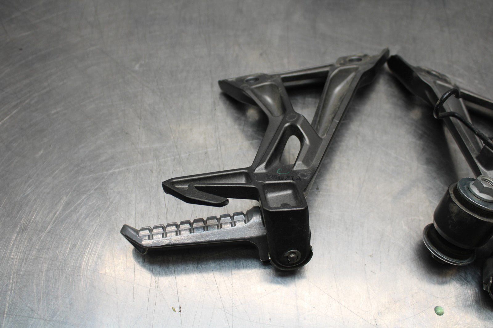 13-17 KAWASAKI NINJA 300 EX300 ABS REAR BACK PASSENGER PEG SET PAIR BB187